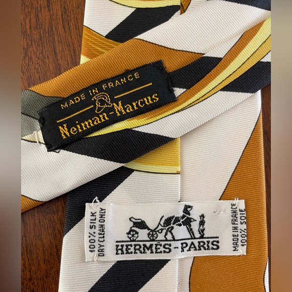 Hermes Men’s tie 100% silk in gold, white, gray and black pattern. - Picture 5 of 8